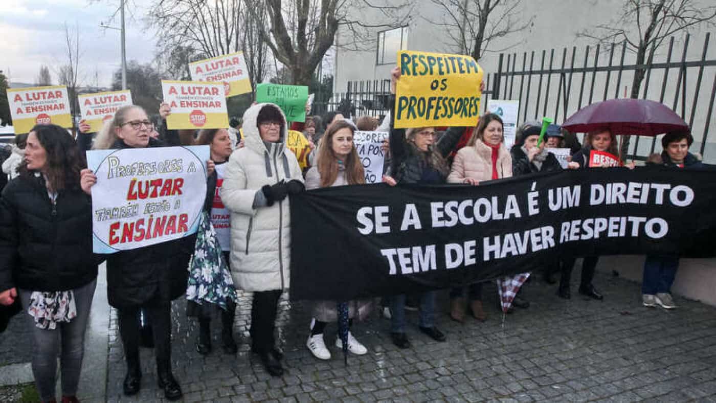 Greve por distritos: professores e alunos continuam o protesto em Aveiro