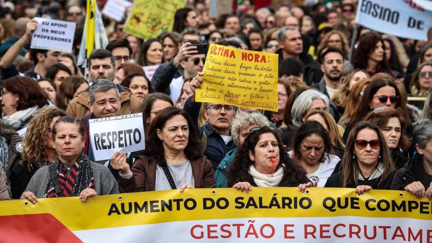 Governo e sindicatos retomam hoje negociações sobre recrutamento de professores