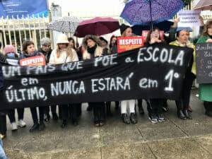 Centenas de professores concentram-se à porta das escolas de Braga
