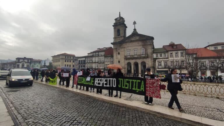Docentes e não docentes concentraram-se no centro de Guimarães