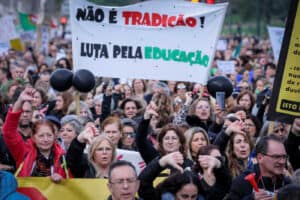Professores e Governo continuam negociações em dia de protesto junto ao Ministério&nbsp;