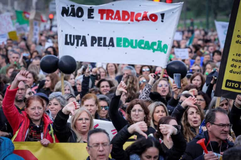 Professores e Governo continuam negociações em dia de protesto junto ao Ministério&nbsp;