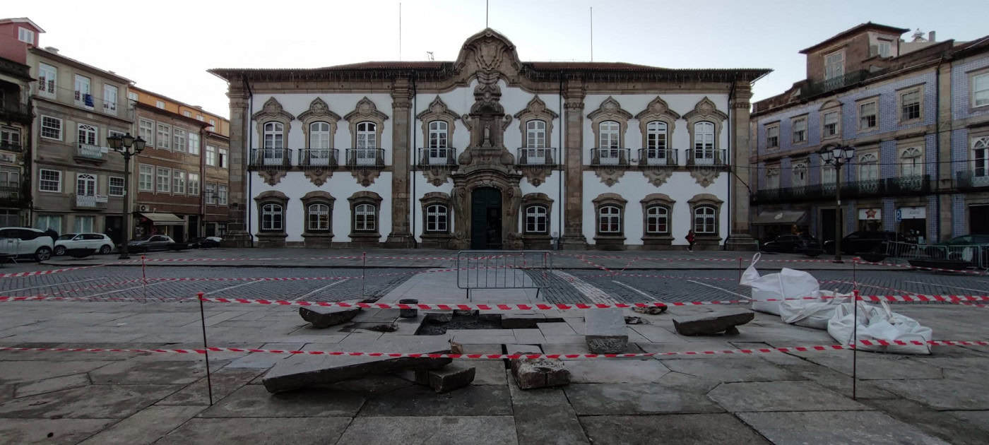 Pisos da Avenida Central, Praça do Município e estradas mereceram fortes críticas