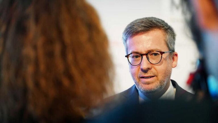 Altar-palco para Papa construído com base nas especificações da Igreja