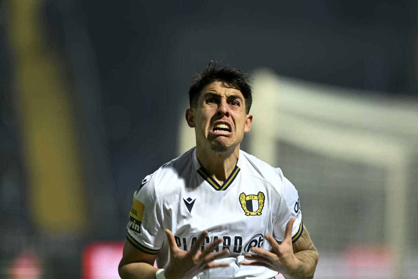 Famalicão vence Estoril Praia com golo solitário de Colombatto