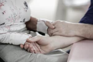 Maioria dos cuidadores informais precisa de apoio psicológico urgente