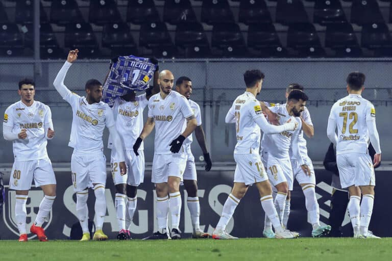 Vitória SC garante triunfo no tempo de compensação