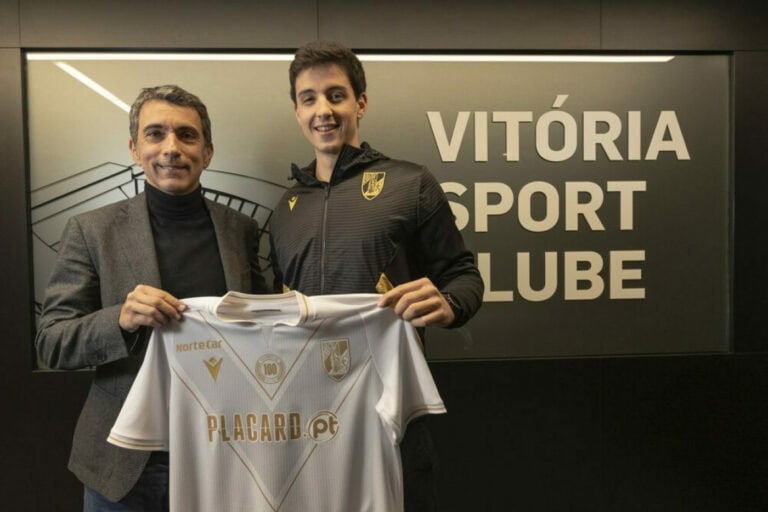 Vitória SC contrata médio Manu Silva