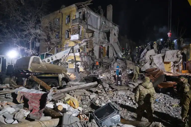 Três mortos em ataque russo contra prédio no leste da Ucrânia&nbsp;