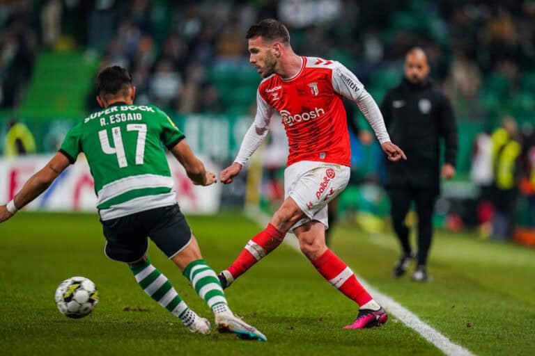 Os onzes iniciais de SCB e Famalicão na Pedreira