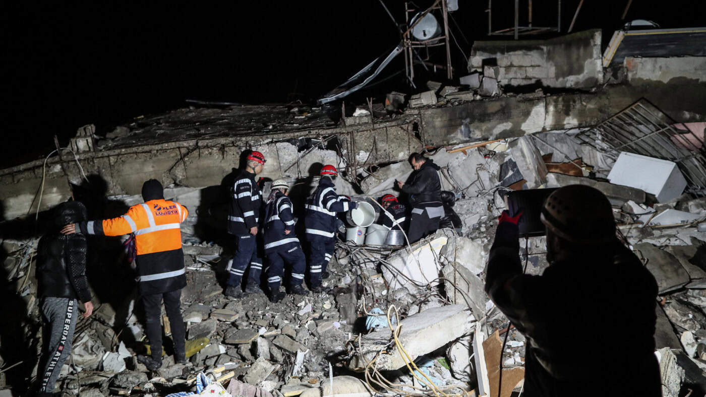 Número de mortos no sismo na Turquia e Síria ultrapassa 4.300