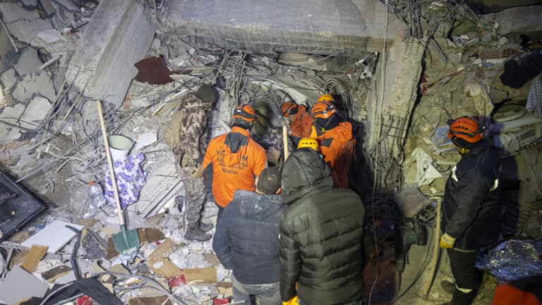 Novo balanço do sismo na Turquia e Síria ultrapassa os 8.300 mortos&nbsp;