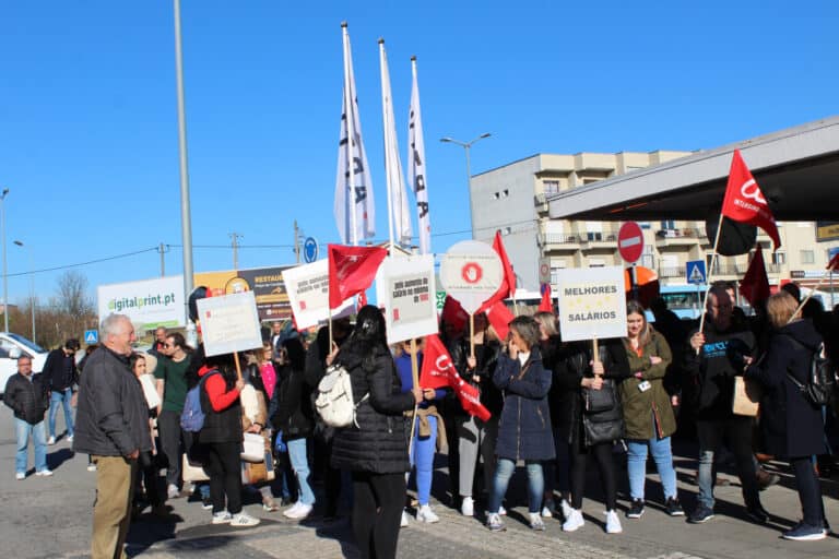 Braga. Dezenas de trabalhadores participam na 'praça da indignação'