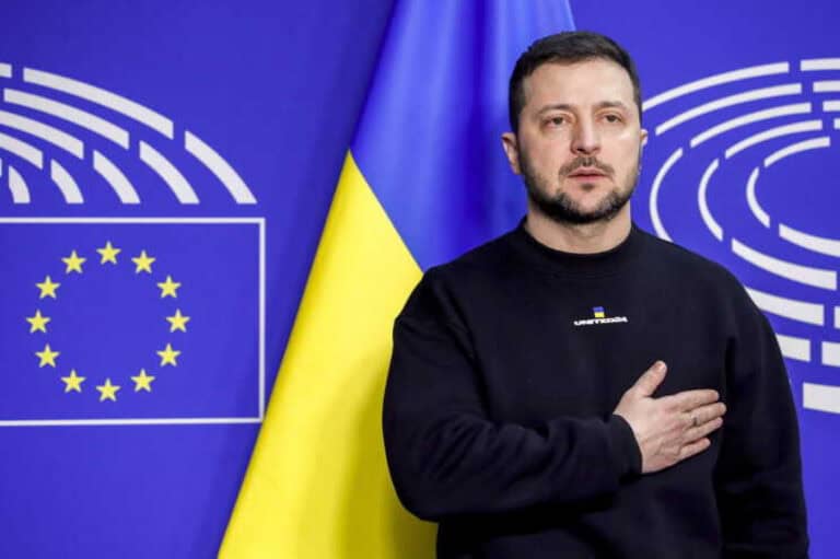 Zelensky diz em Bruxelas que a União Europeia é "o caminho para casa"