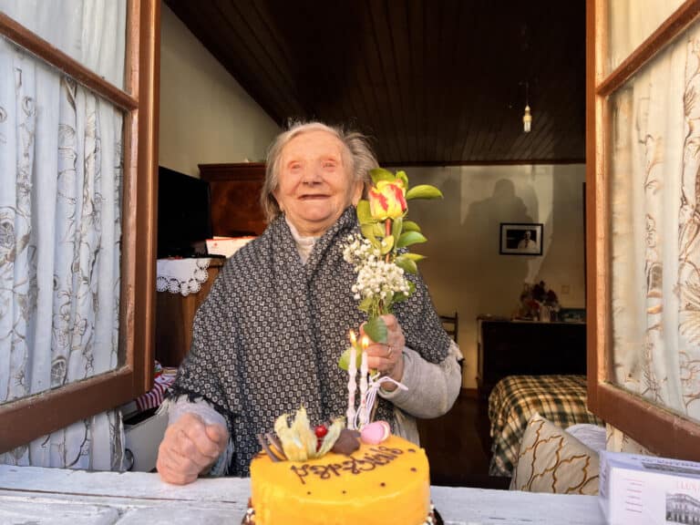 Piedade Dias: A idosa solitária que já deu colo a uma rua inteira
