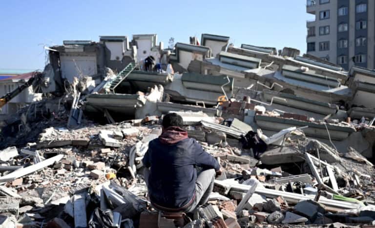 Novo balanço do sismo na Turquia e Síria ultrapassa 21 mil mortos