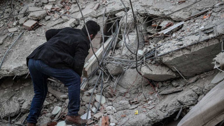 Número de mortos ultrapassa os 33 mil na Turquia e Síria