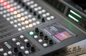 RUM celebra Dia Mundial da Rádio com conversas, reportagens e músicas alusivas à paz