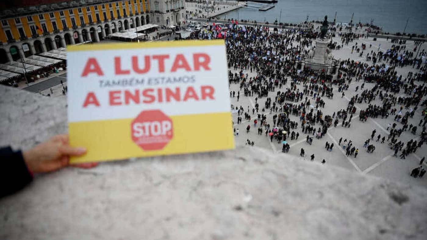 Professores e Ministério retomam hoje negociações em ambiente de contestação