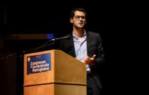 "Os jovens portugueses saem de casa quando já não são jovens"