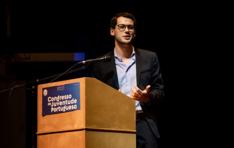 "Os jovens portugueses saem de casa quando já não são jovens"