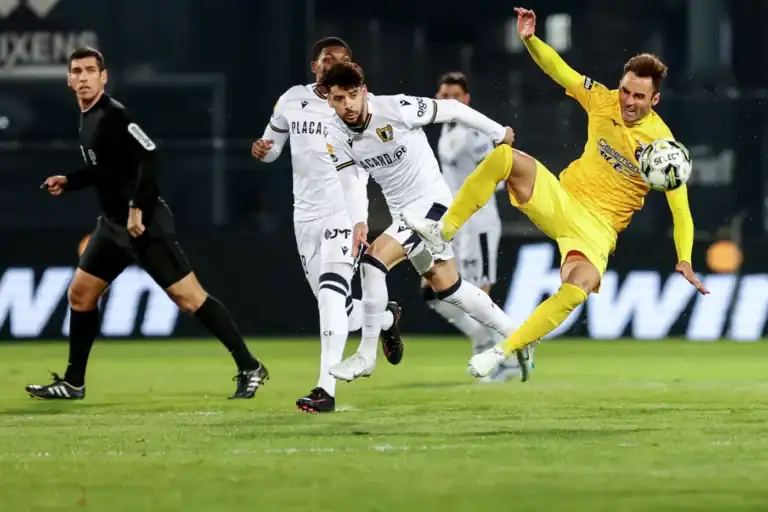 Famalicão vence Portimonense e sobe a oitavo da I Liga