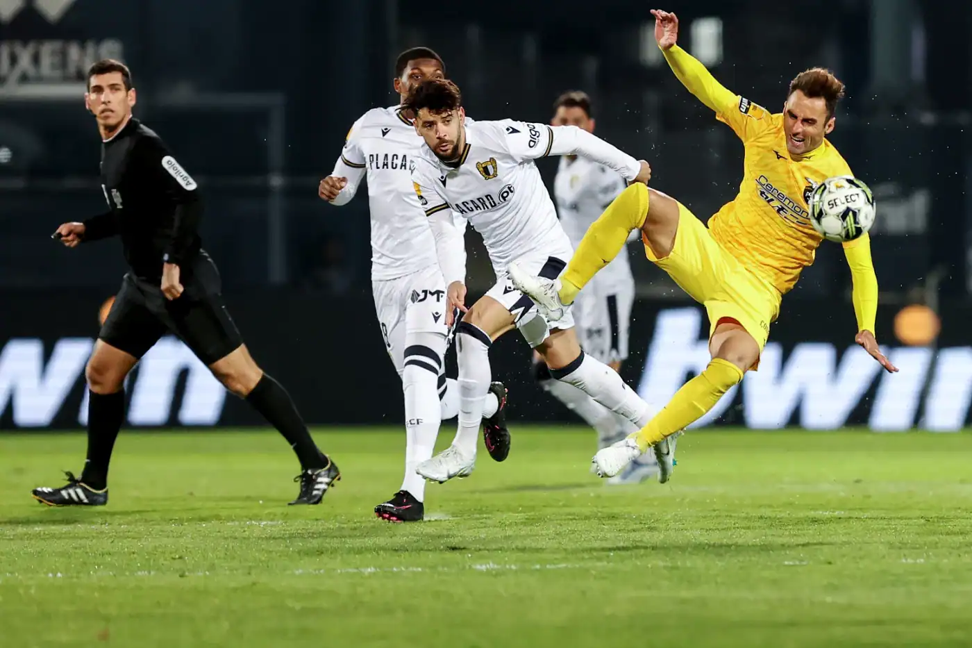 Famalicão vence Portimonense e sobe a oitavo da I Liga