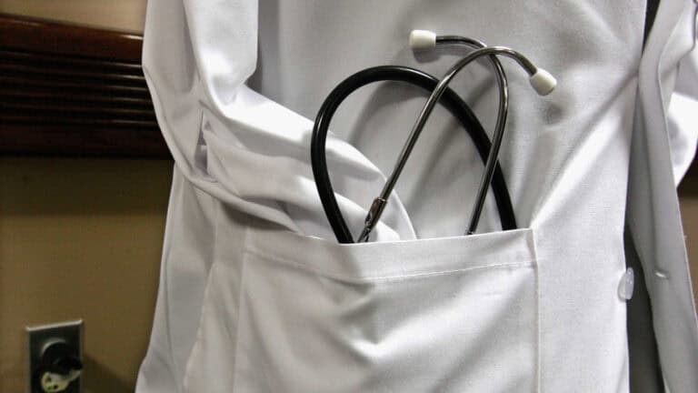 Um em cada quatro médicos tem mais de 65 anos e 5.000 vão aposentar-se até 2030