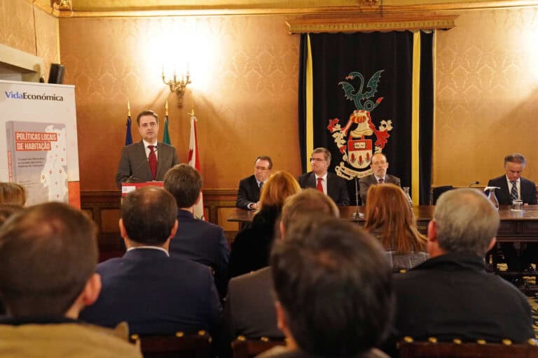 Autores de livro sobre habitação defendem envolvimento das autarquias na estratégia nacional