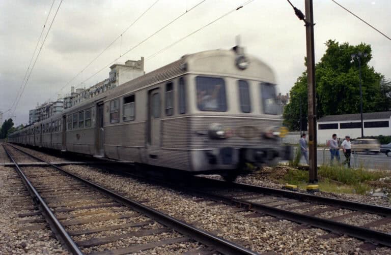 Incidente com comboio na linha de Sintra resultou de "conjugação de vários fatores" - Governo