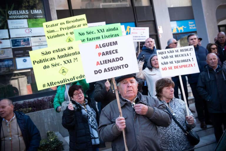 Protestos em frente à CCDR-N contra mau cheiro do aterro de Barcelos