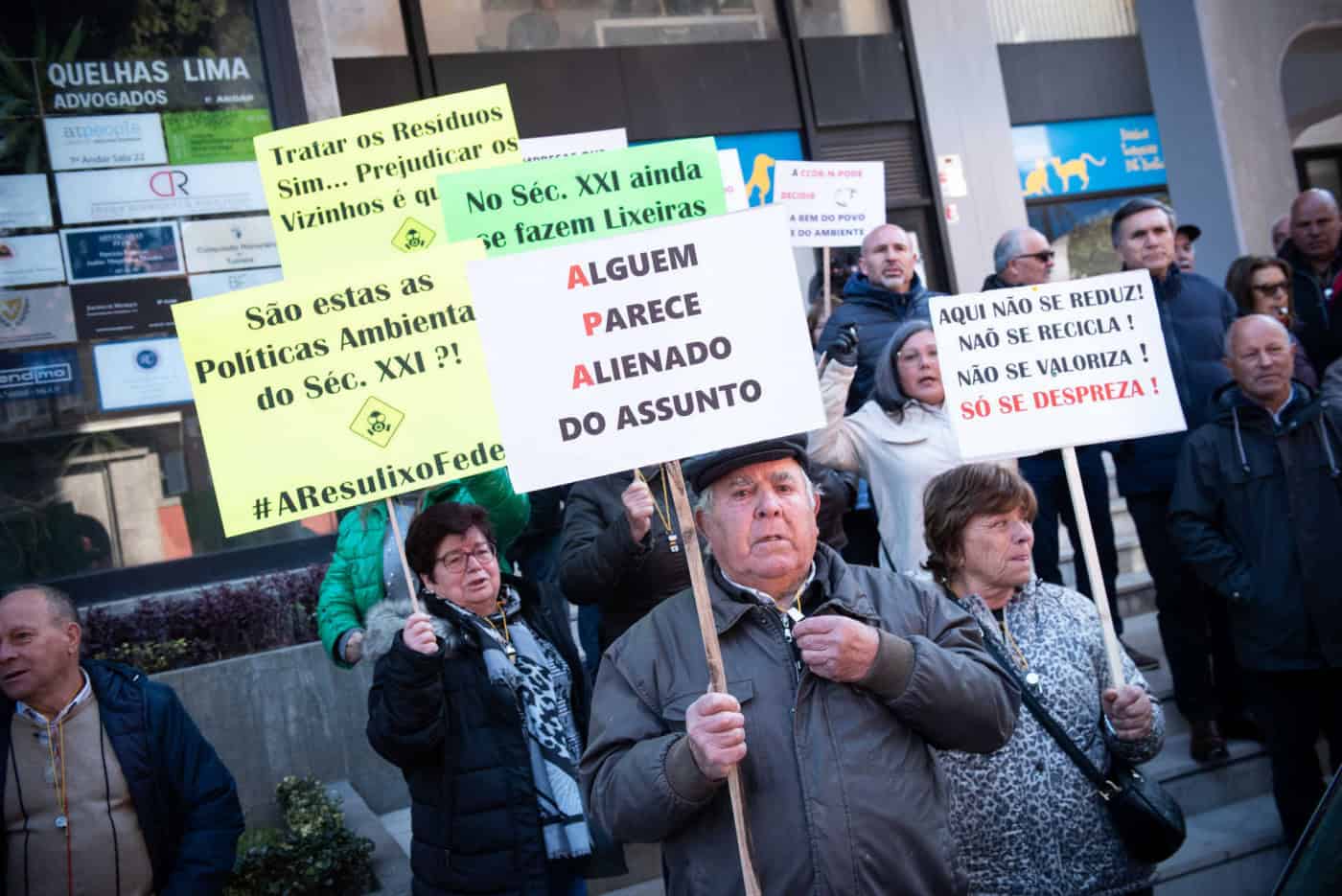 Protestos em frente à CCDR-N contra mau cheiro do aterro de Barcelos