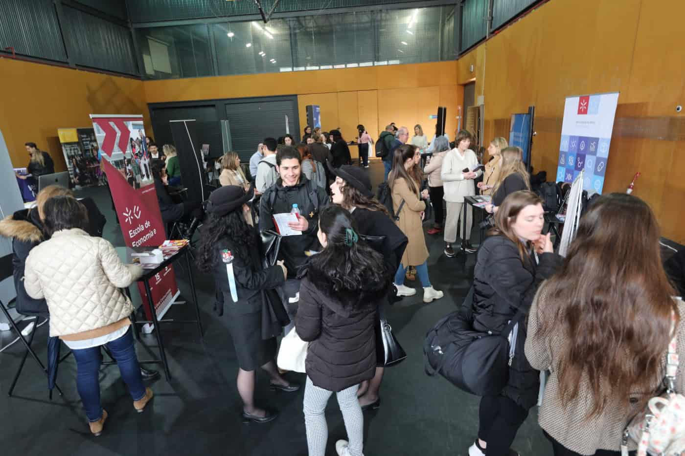 UMinho recebe dezenas de alunos na estreia da 'Feira de Mestrados e Pós-Graduações’