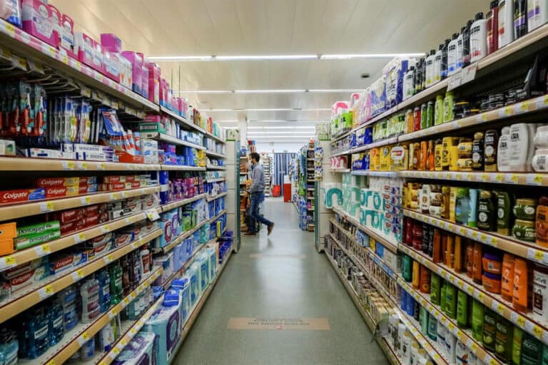 Inflação recua pela 4.ª vez consecutiva, para 8,2%, em fevereiro&nbsp;