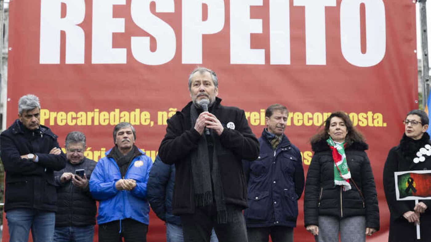 Professores iniciam dia 27 greve às avaliações finais e ao serviço extraordinário&nbsp;