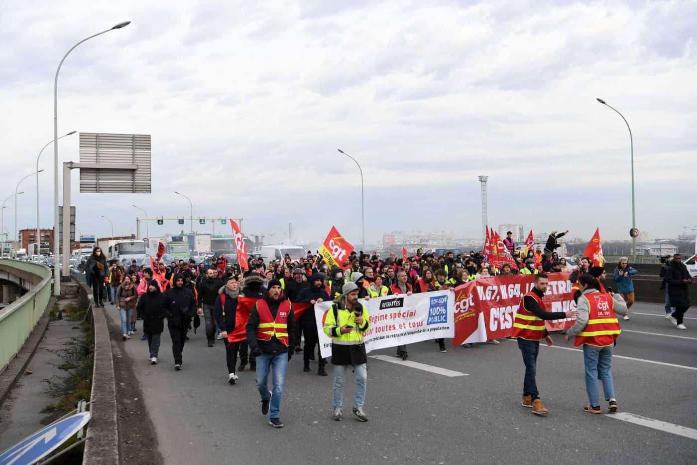 Manifestantes bloqueiam ruas em Paris contra reforma de pensões&nbsp;