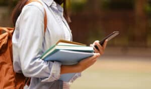 Governo admite que regras de acesso afastem “algumas centenas” do superior