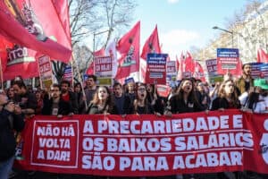 Milhares de trabalhadores descem a Avenida da Liberdade por melhores salários e pensões