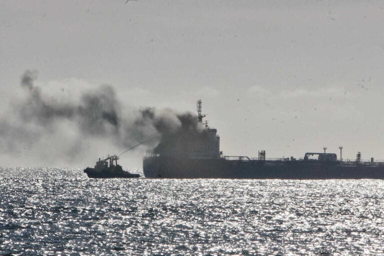 Navio com combustível em chamas na zona da Foz do Douro, no Porto