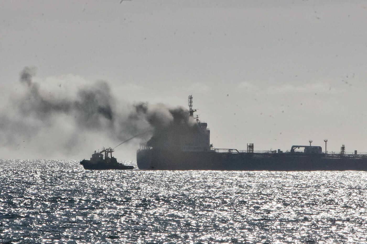 Navio com combustível em chamas na zona da Foz do Douro, no Porto
