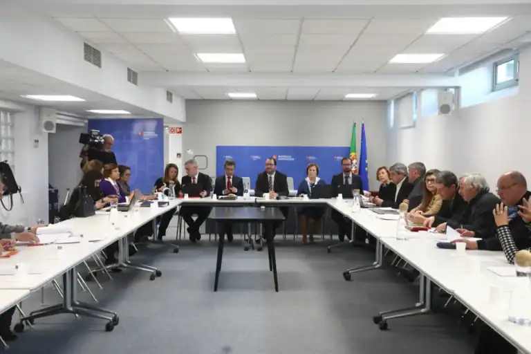 Ministério da Educação propõe aos professores fim de vagas de acesso aos 5º e 7º escalões