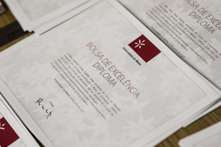 Bolsas de mérito distinguem mais de 20 mil alunos