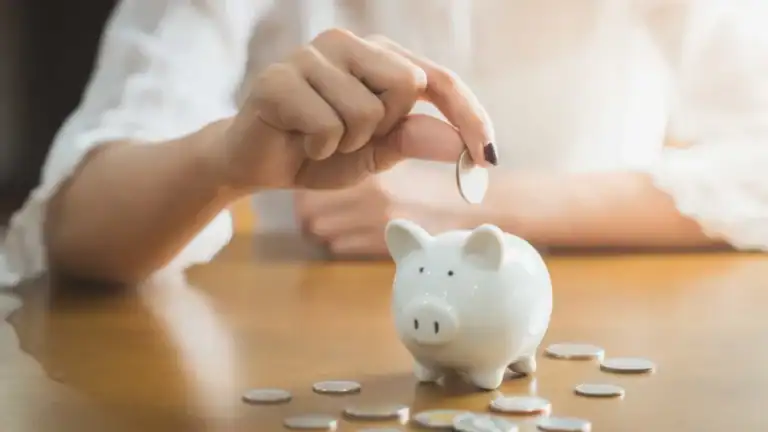 Taxa de poupança das famílias cai para 6% em 2022