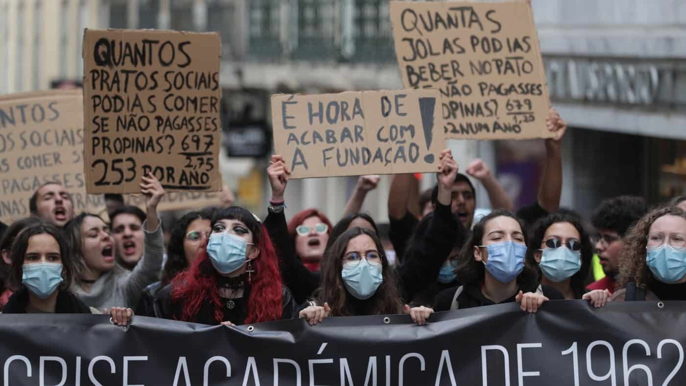 Quase um terço dos universitários do Porto gasta mais de 500 euros em despesas correntes