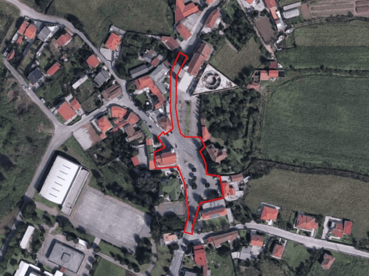 Arranjo urbanístico no adro da capela condiciona trânsito em Cabreiros