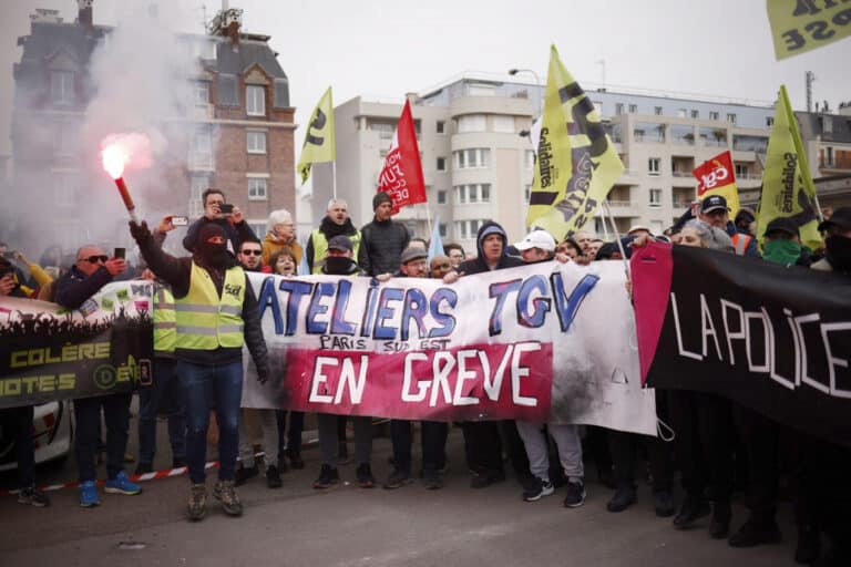 Manifestantes bloqueiam estação de comboios em Paris, protestos espalham-se