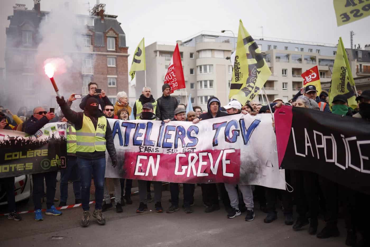 Manifestantes bloqueiam estação de comboios em Paris, protestos espalham-se