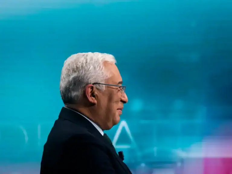 Sindicato e Governo retomam negociação dos salários de funcionários no estrangeiro&nbsp;