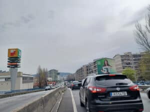 Capotamento condiciona trânsito na Av. Júlio Fragata