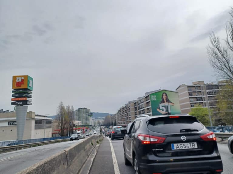 Capotamento condiciona trânsito na Av. Júlio Fragata